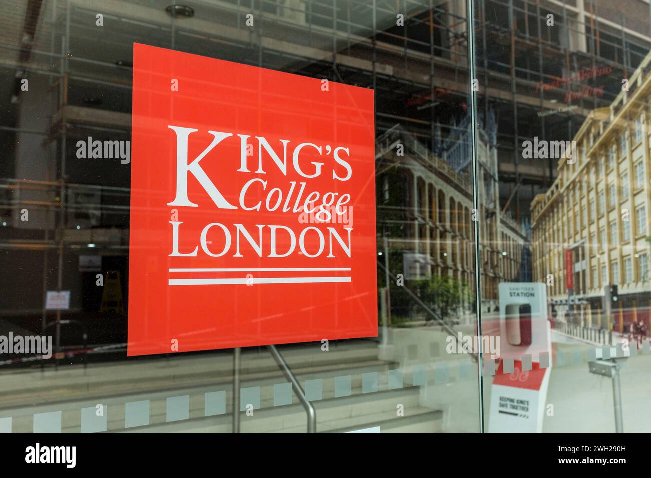 King's College London Schild an der Glaswand neben dem Eingang, London, Großbritannien Stockfoto