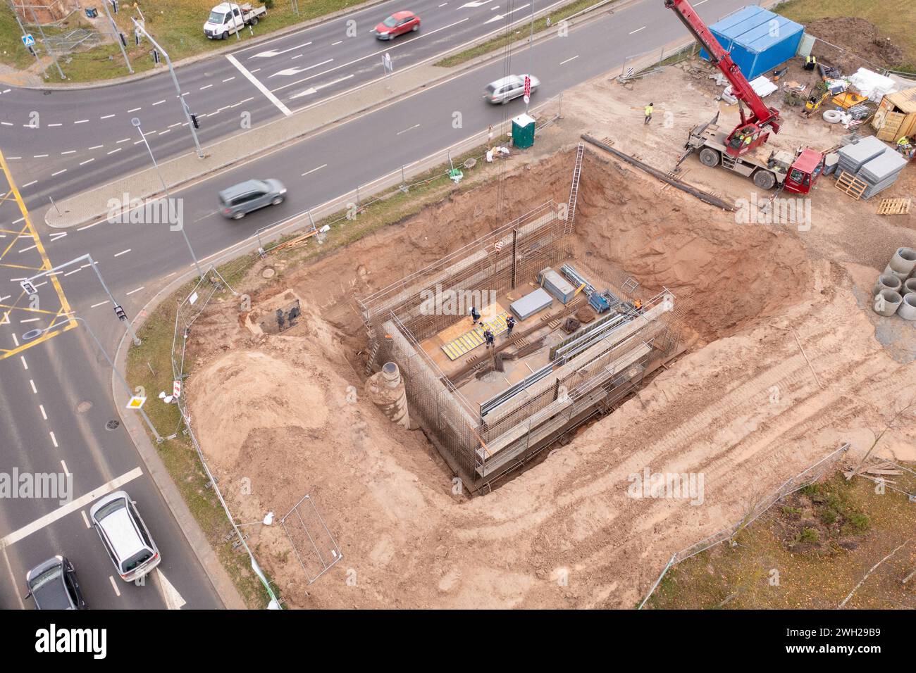 Drohnenfotografie einer kleinen Baustelle in der Nähe der Straße während des Herbsttages Stockfoto