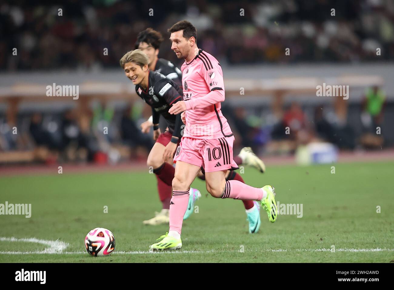 Tokio, Japan. Februar 2024. Lionel MESSI (10) in Aktion während eines Freundschaftsspiels zwischen Inter Miami CF und Vissel Kobe im Japan National Stadium in Tokio. Vissel Kobe besiegt Inter Miami CF mit 4:3 im Elfmeterschießen. (Kreditbild: © Rodrigo Reyes Marin/ZUMA Press Wire) NUR REDAKTIONELLE VERWENDUNG! Nicht für kommerzielle ZWECKE! Stockfoto