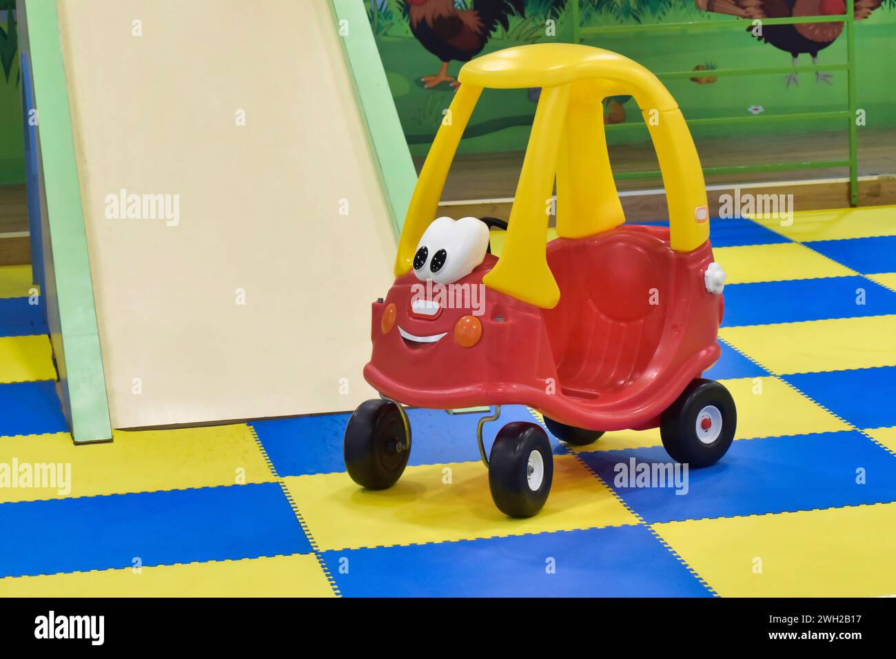 Kinderspielzeug mit niedlichem Comic-Gesicht auf dem öffentlichen Park Stockfoto