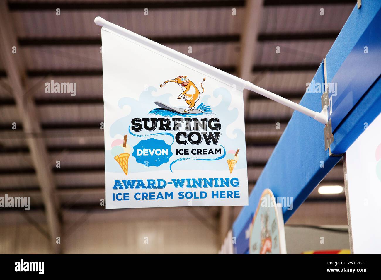 Surfing Cow preisgekrönte Devon-Eiscreme-Ausstellung auf der „Source“-Messe für Lebensmittel, Getränke, Catering und Gastfreundschaft, die am 7. Februar 2024 in Westpoint Exeter U.K stattfand Stockfoto