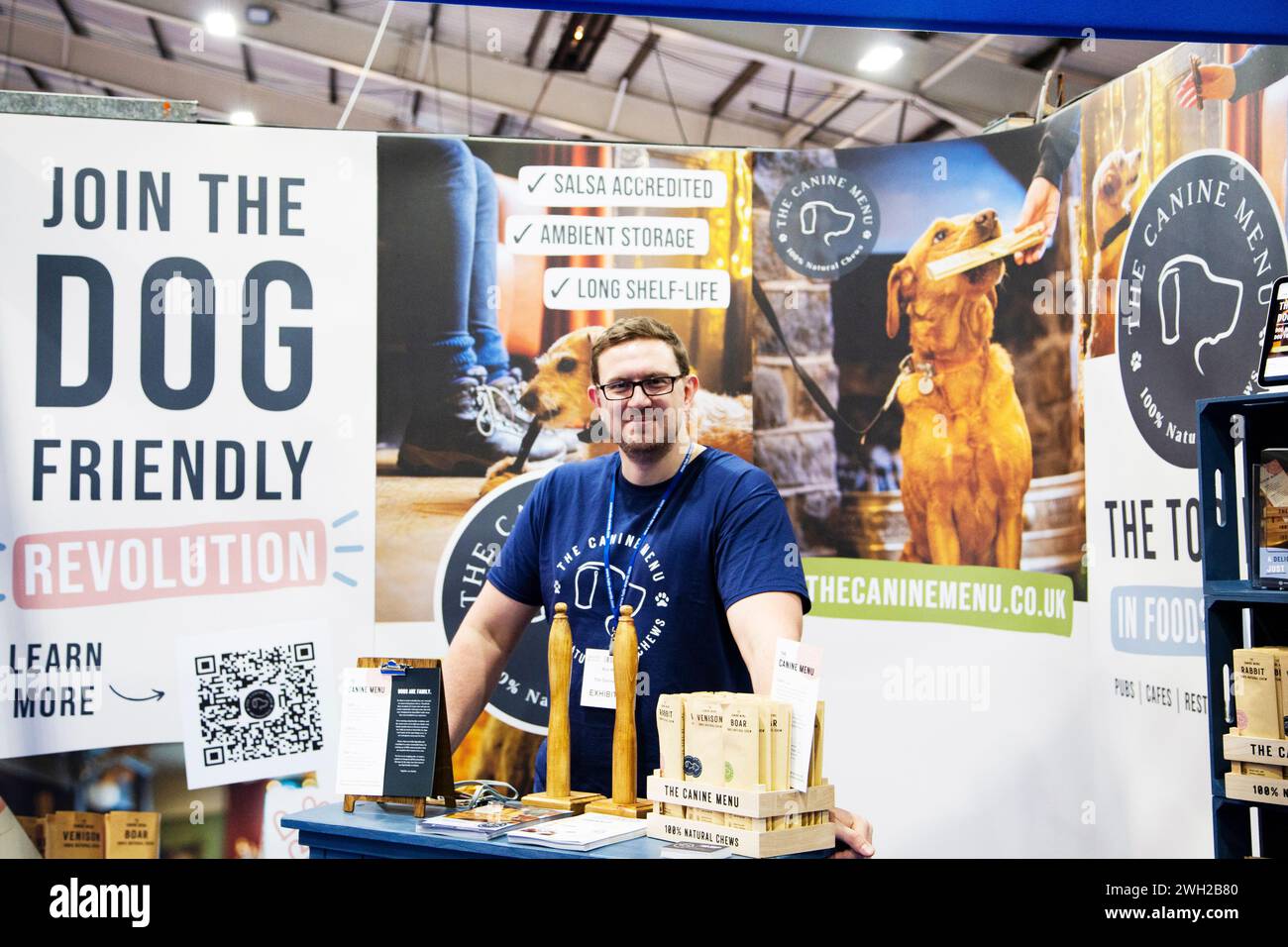 Porträt des männlichen Vertreters am Ausstellungsstand „The Canine Menu“ auf der Source Show in Westpoint, Exeter U.K am 7. Februar 2024 Stockfoto