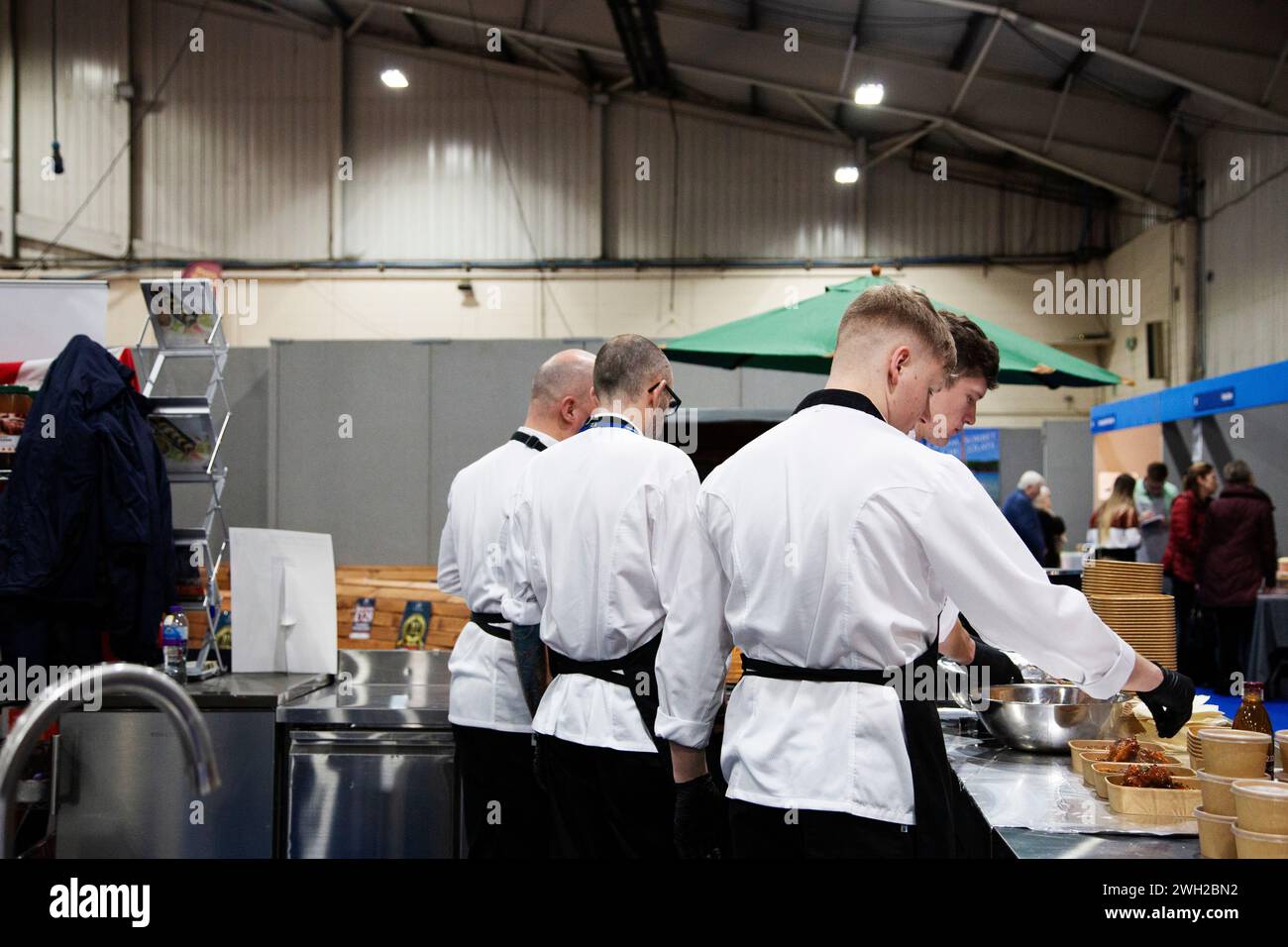 Die Köche der Royal Navy kochen live auf der Source Food, Drinks, Catering und Hospitality Messe, die am 7. Februar 2024 im Westpoint Exeter U.K mit Ausstellern und Marken stattfindet Stockfoto