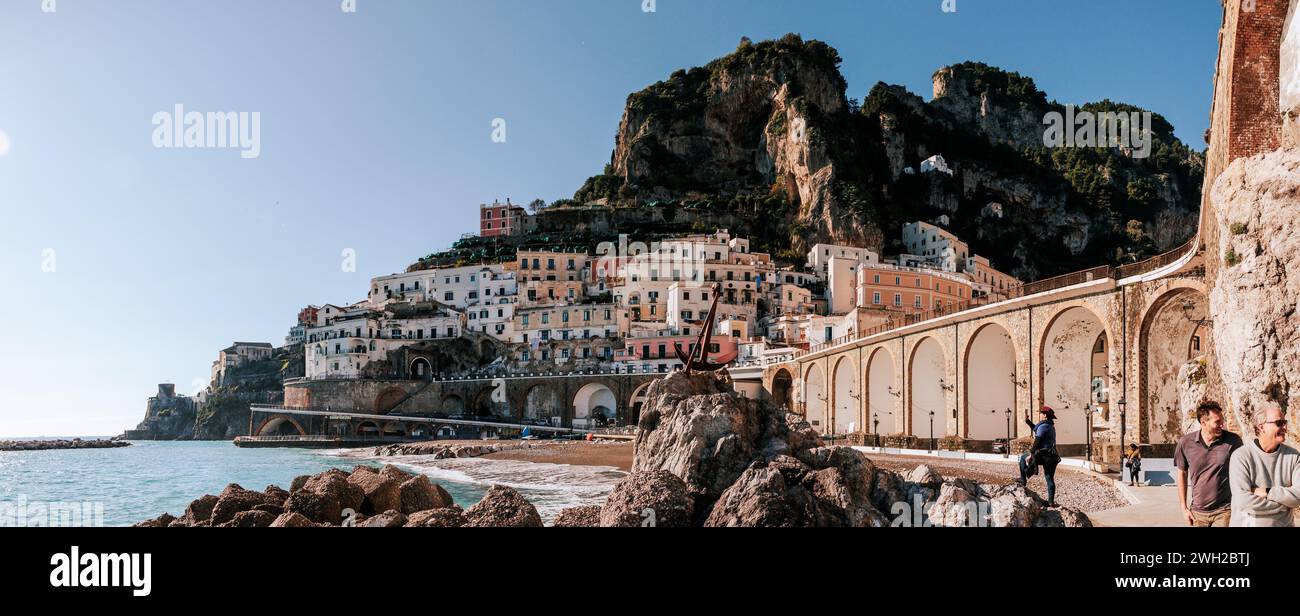 Erkunden Sie den Süden Italiens, reisen Sie in die Region der Amalfiküste, atemberaubende Aussichten und Landschaften, Fernweh in Europa. Stockfoto