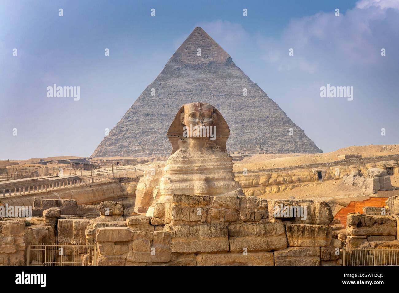 Vorderansicht der Großen Sphinx von Gizeh mit der Pyramide von Khafre, Kairo, Ägypten Stockfoto