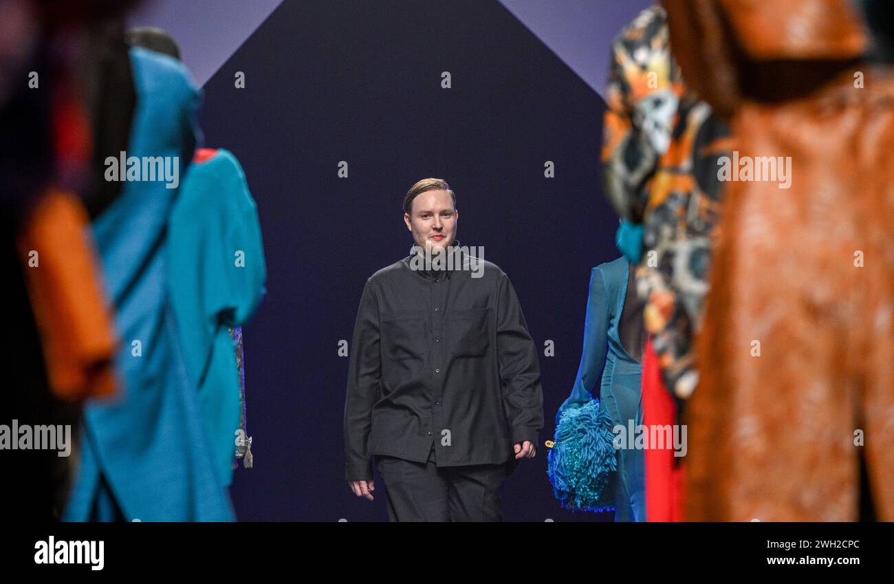 Berlin, Deutschland. Februar 2024. Designer Danny Reinke geht nach seiner Show in der Verti Music Hall auf den Laufsteg. Quelle: Jens Kalaene/dpa/Alamy Live News Stockfoto