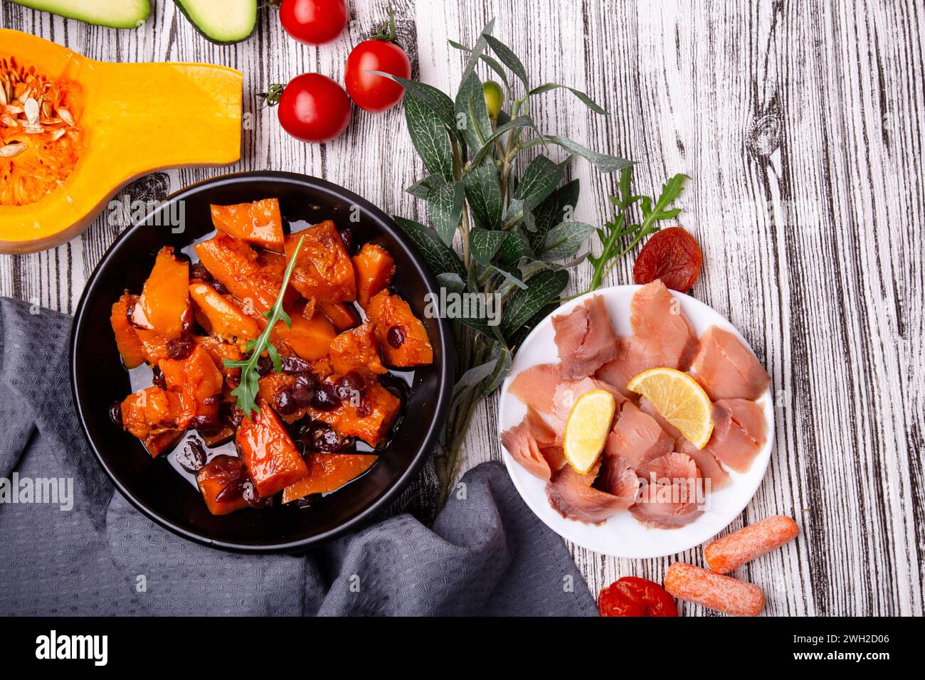 Essentials für die Mahlzeit mit pflanzlichen und proteinbasierten Optionen. Mediterrane Diät, Paleo, Keto. Stockfoto