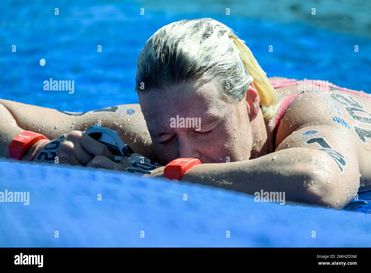 Doha, Katar. Februar 2024. Sharon Van Rouwendaal aus den Niederlanden reagiert auf den Gewinn der Goldmedaille in den 5 km offenen Frauen während der 21. Aquatikweltmeisterschaft im alten Hafen von Doha (Katar) am 7. Februar 2024. Quelle: Insidefoto di andrea staccioli/Alamy Live News Stockfoto