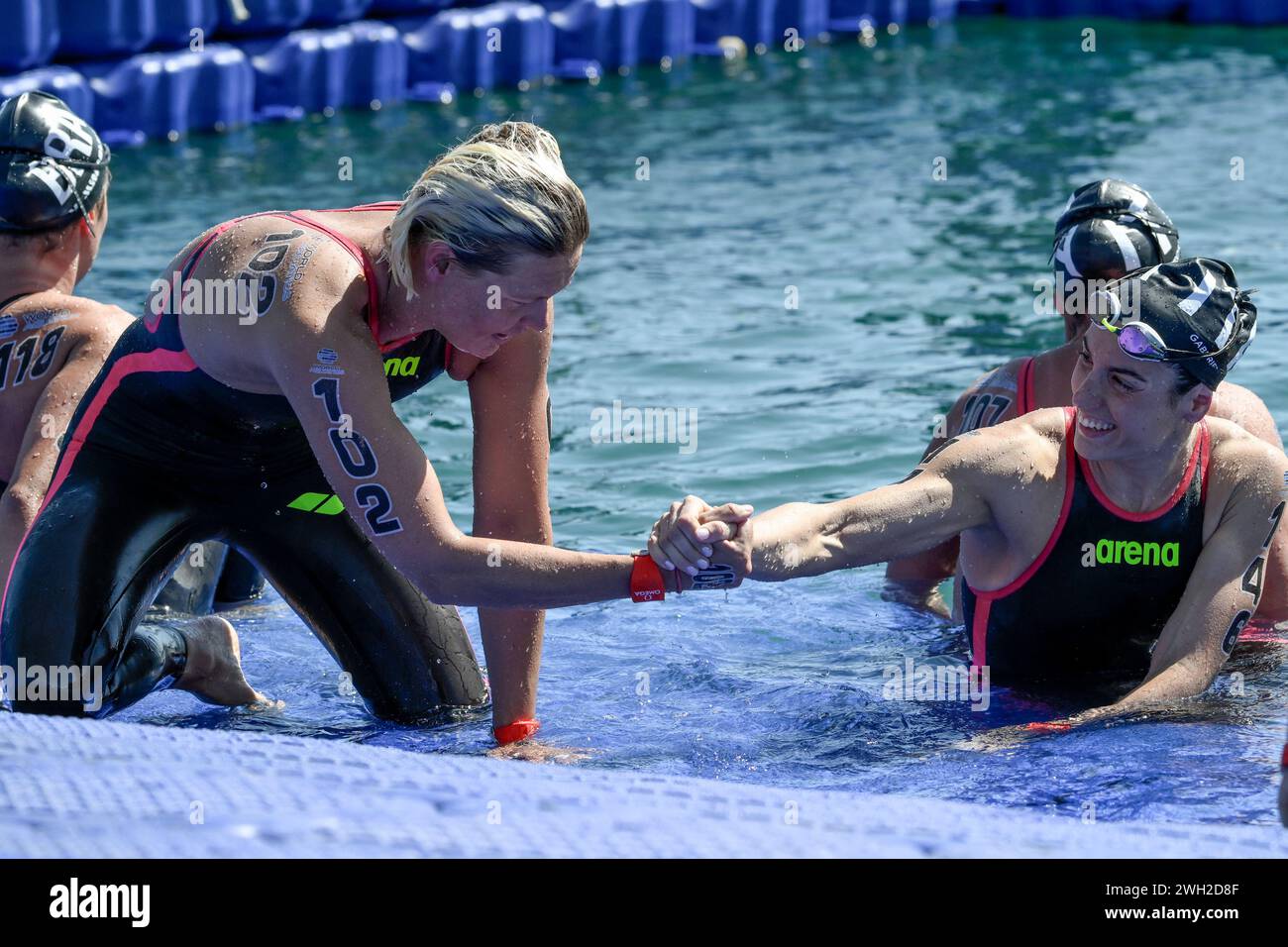 Doha, Katar. Februar 2024. Sharon Van Rouwendaal aus den Niederlanden erhält Glückwünsche von Giulia Gabbrielleschi aus Italien, nachdem er die Goldmedaille in den 5 km langen Frauen im offenen Wasser bei der 21. Aquatikweltmeisterschaft im alten Hafen von Doha in Doha (Katar) am 7. Februar 2024 gewonnen hat. Quelle: Insidefoto di andrea staccioli/Alamy Live News Stockfoto