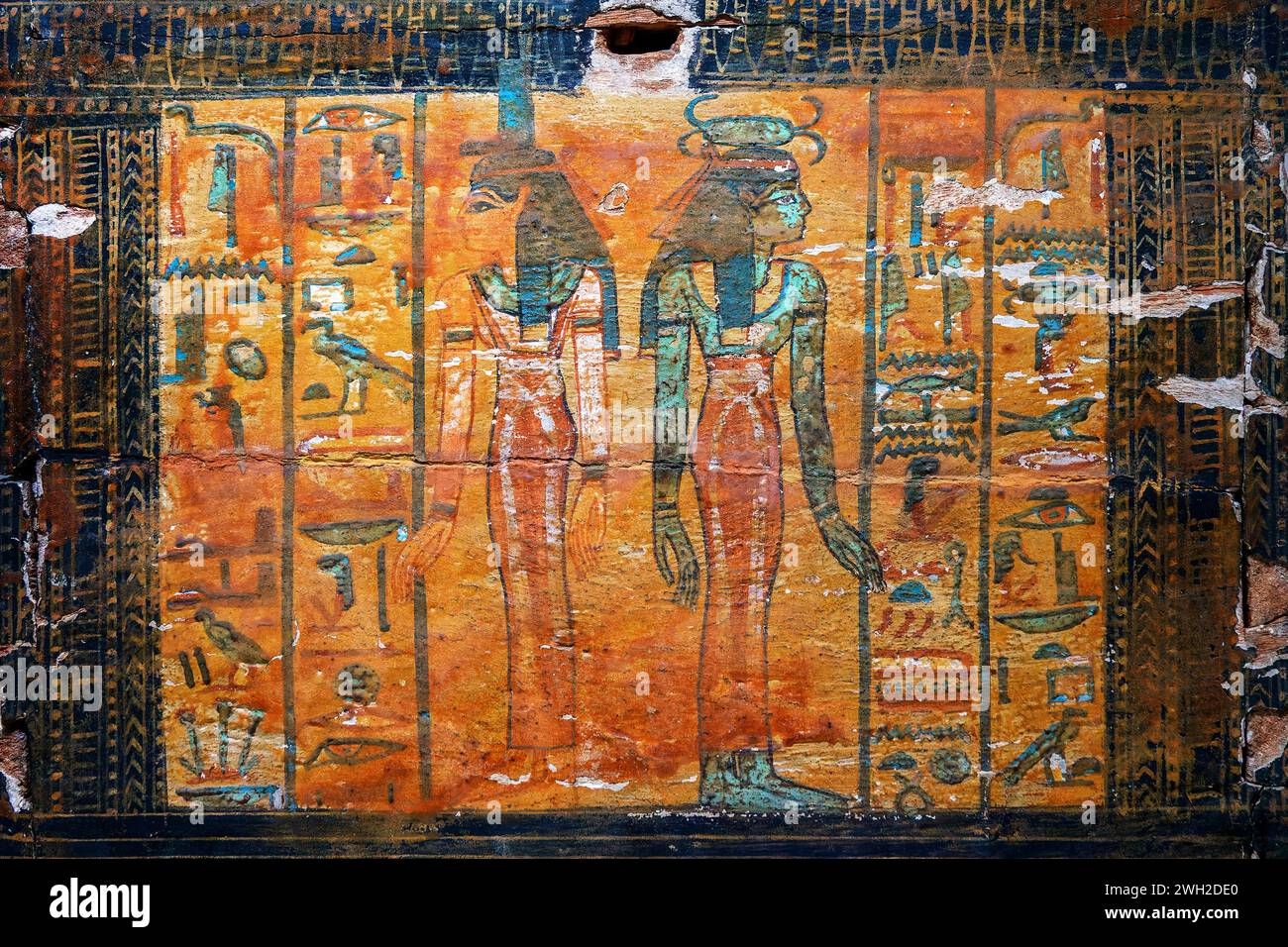 Antike ägyptische Hieroglyphen und Gemälde auf einer alten bunt bemalten Holzkiste im Grab des alten ägyptischen Handwerkers Sennedjem, Kairo Stockfoto