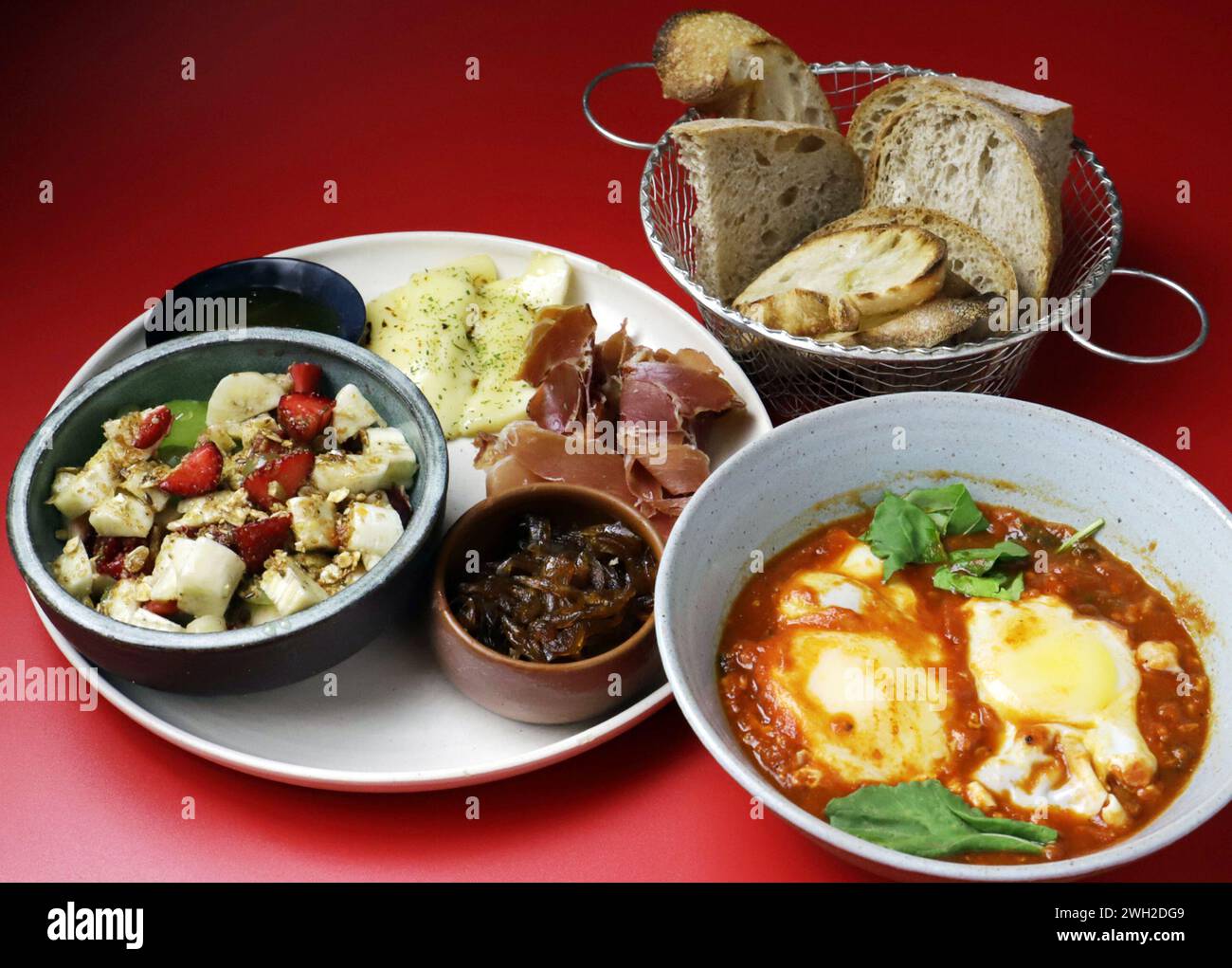 Ein köstlicher Brunch mit vielen Mahlzeiten. Stockfoto