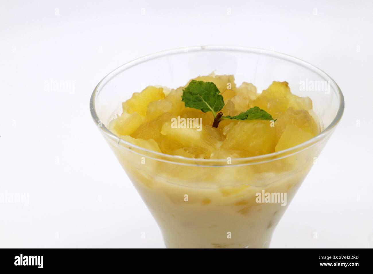 Ein Apfel-Ananas-Dessert im Glas. Stockfoto