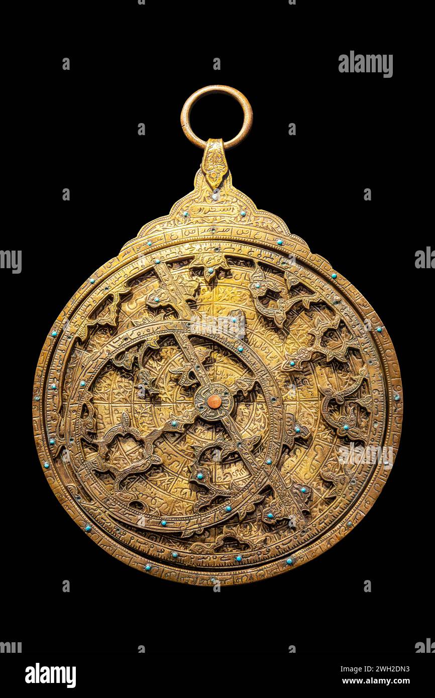 Wunderschönes antikes Astrolabe, altes astronomisches Instrument isoliert auf schwarzem Hintergrund Stockfoto