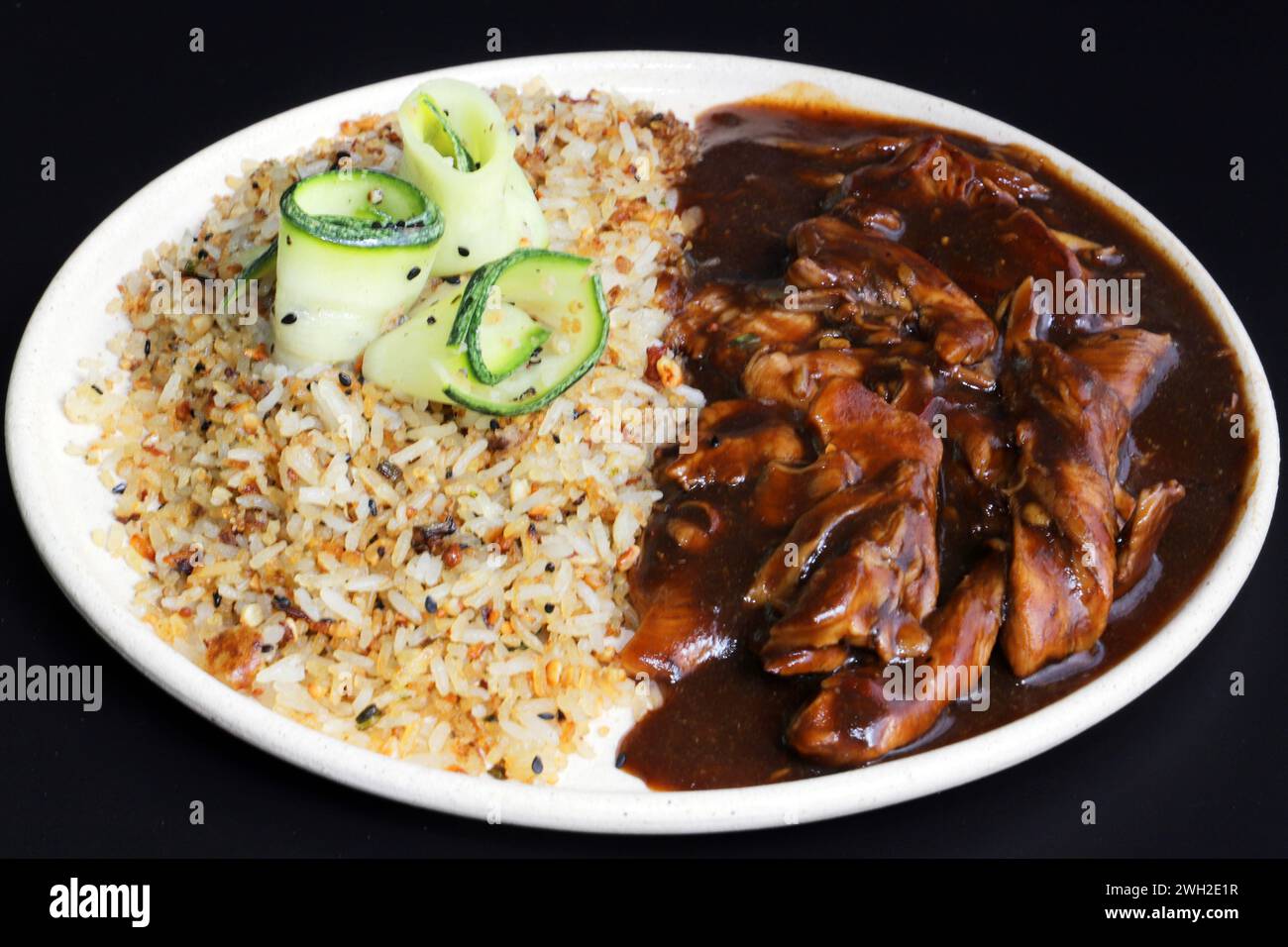 Ein Huhn mit Zuckerrohrmelasse, Ingwer und gebratenem Reis. Stockfoto