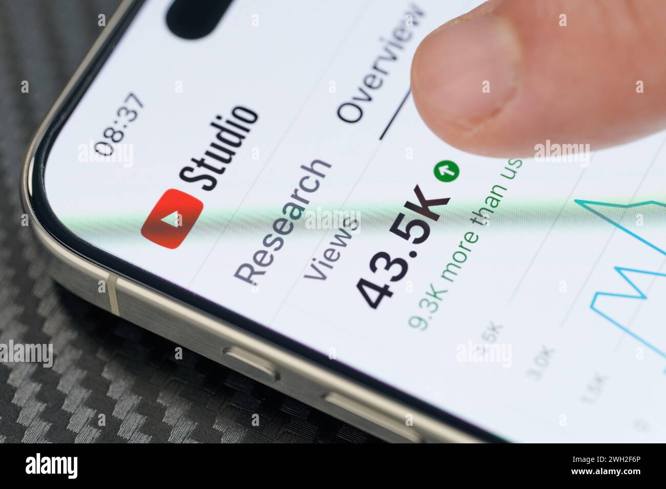 New York, USA - 24. Januar 2024: Statistiken im youtube Studio auf dem iphone 15 pro max Bildschirm Nahansicht Stockfoto
