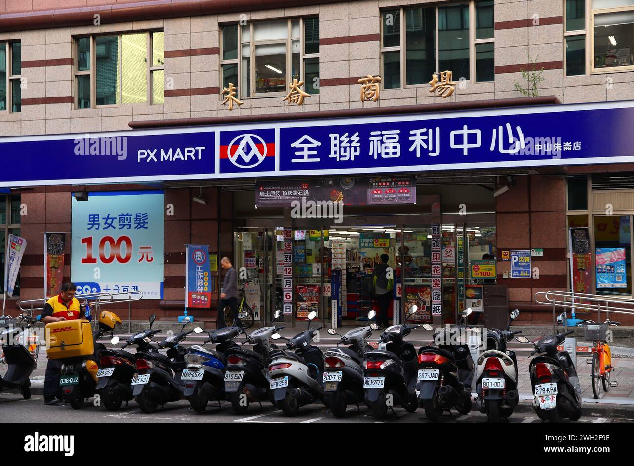 TAIPEI, TAIWAN - 4. DEZEMBER 2018: PX Mart Supermarkt in Taipeh, Taiwan. PX Mart ist eine der größten Handelsketten in Taiwan. Stockfoto