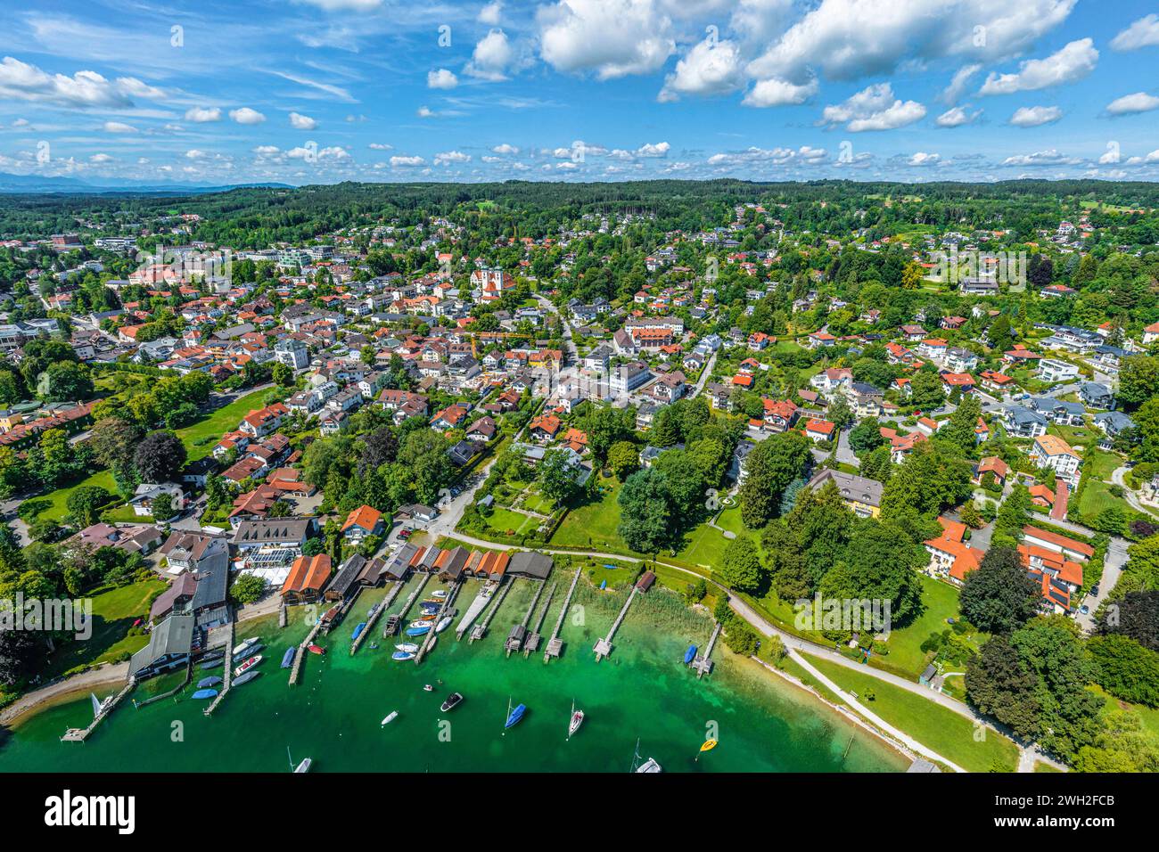 Die Gemeinde Tutzing am Starnberger See im Luftbild Ausblick auf das Westufer des Starnberger Sees in Oberbayern bei Tutzing Bayern Deutschland *** AE Stockfoto