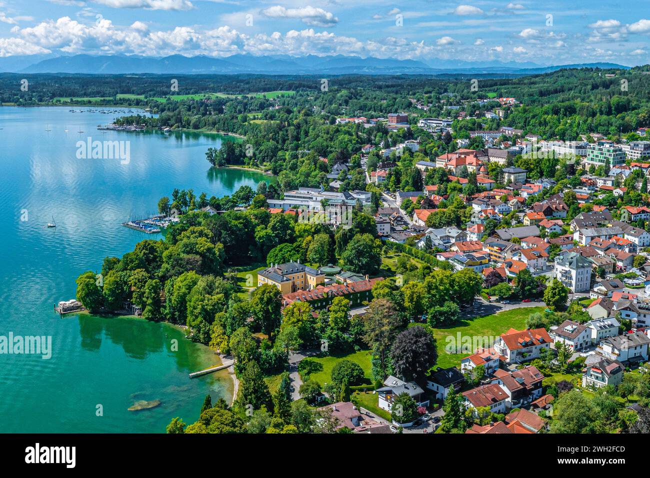 Die Gemeinde Tutzing am Starnberger See im Luftbild Ausblick auf das Westufer des Starnberger Sees in Oberbayern bei Tutzing Bayern Deutschland *** AE Stockfoto