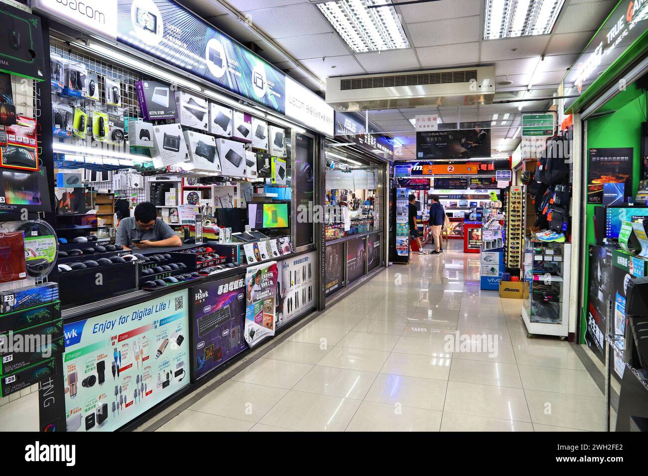 TAIPEI, TAIWAN - 4. DEZEMBER 2018: Besucher besuchen PC-Ersatzteilgeschäfte auf dem Guanghua Digital Plaza Computer Market in Taipei. Guanghua Digital Plaza ist das Hea Stockfoto