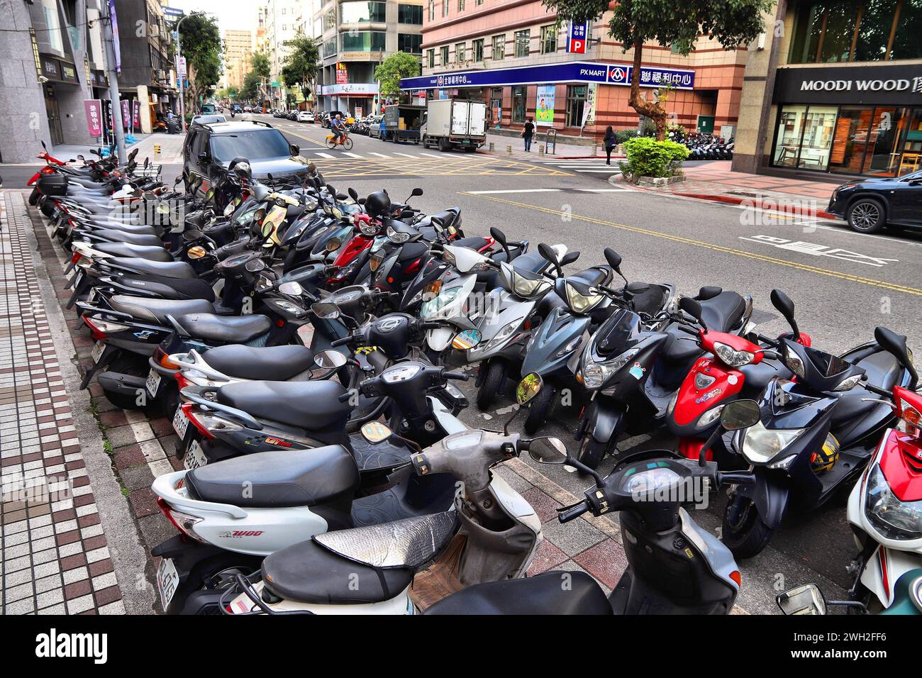 TAIPEI, TAIWAN - 4. DEZEMBER 2018: Parkplatz für Roller im Bezirk Zhongshan in Taipeh, Taiwan. Taipei ist die Hauptstadt Taiwans mit 8 Einwohnern. Stockfoto