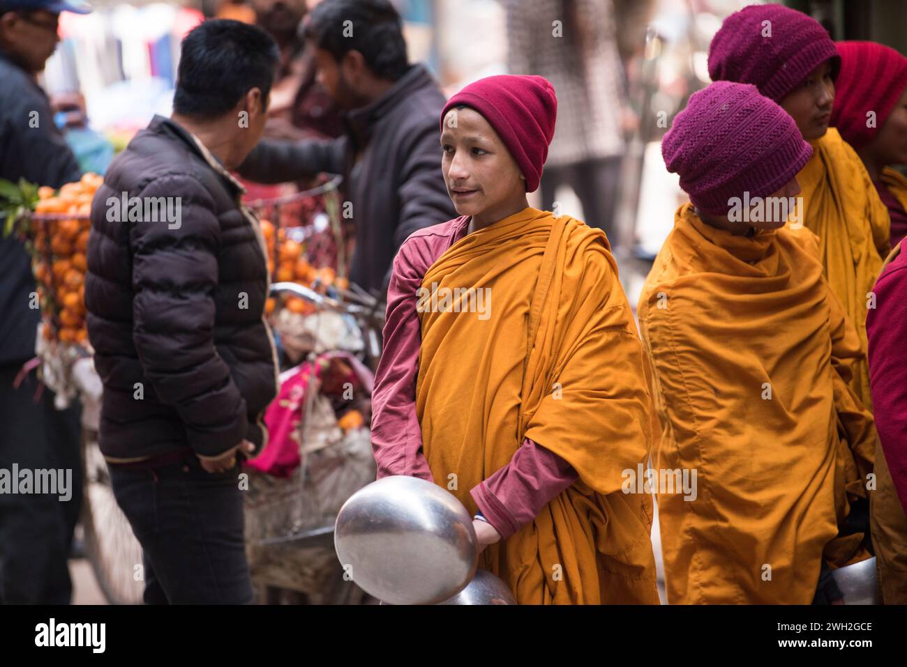Kathmandu, Nepal - April 20,2023 : buddhistische Mönche spazieren durch die Straßen von Kathmandu, der Hauptstadt Nepals. Stockfoto