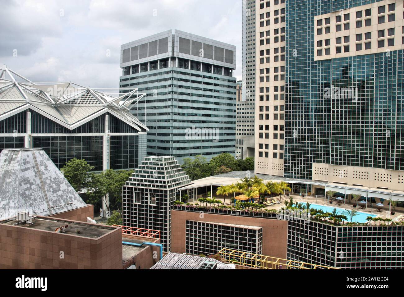 SINGAPUR CITY, SINGAPUR - 3. FEBRUAR 2008: Moderne Architektur im Downtown Core District in Singapur. Suntec City Development und Hotel Conrad. Stockfoto