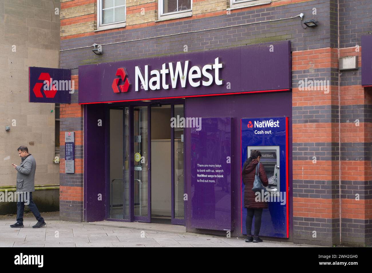 Slough, Großbritannien. Februar 2024. Eine Niederlassung der NatWest Bank in der Slough High Street, Berkshire. Die BBC hat berichtet, dass „der Verkauf von Aktien an NatWest an die breite Öffentlichkeit bereits im Juni stattfinden könnte, wie die britischen Regierungsinvestitionen (UKGI) bestätigt haben. Das Finanzministerium besitzt immer noch 35 % der Bank, seit es sie während der Finanzkrise 2008 in Höhe von 46 Mrd. £ aus der Bank gerettet hat. Aber UKGI, das für staatliche Investitionen zuständige Unternehmen, hat einen Aktienverkauf geprüft, seit der Kanzler im letzten Jahr Pläne bekannt gab. Jeremy Hunt hat gesagt, dass jeder Verkauf das volle Preis-Leistungs-Verhältnis erreichen muss. Quelle: Maureen M. Stockfoto