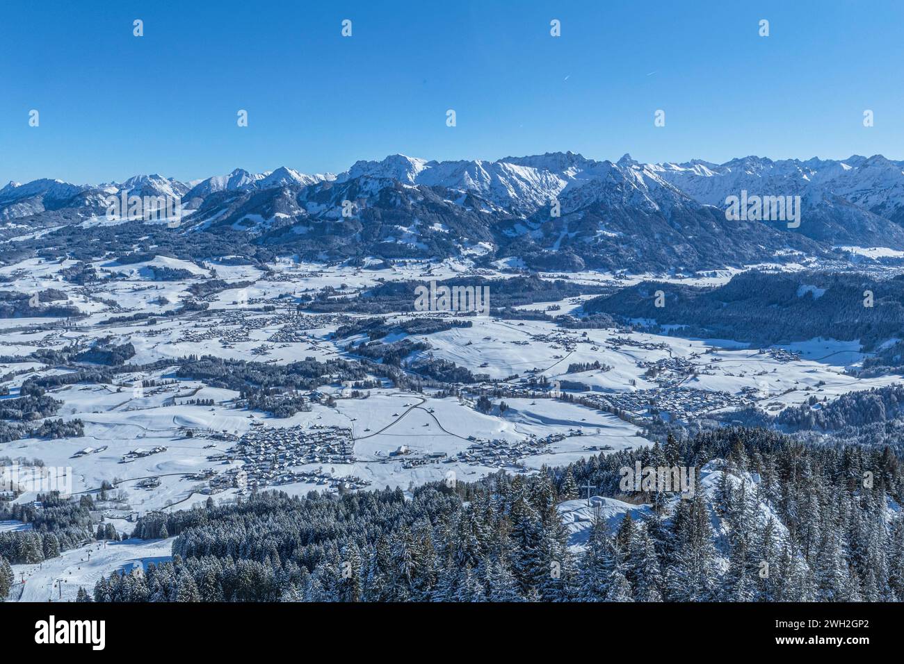 Traumwinter im Oberallgäu am Bolsterlanger Horn Ausblick auf das verschneite Allgäu rund um die Hörnerkette an Bolsterlang Bolsterlanger Horn Bayern D Stockfoto