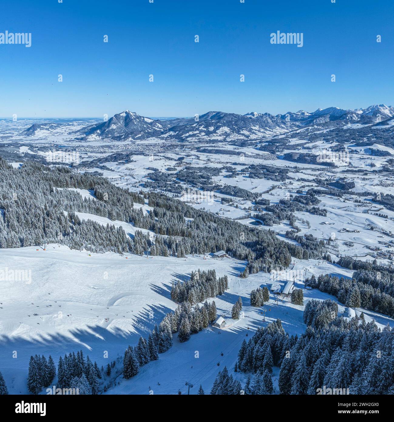 Traumwinter im Oberallgäu am Bolsterlanger Horn Ausblick auf das verschneite Allgäu rund um die Hörnerkette an Bolsterlang Bolsterlanger Horn Bayern D Stockfoto