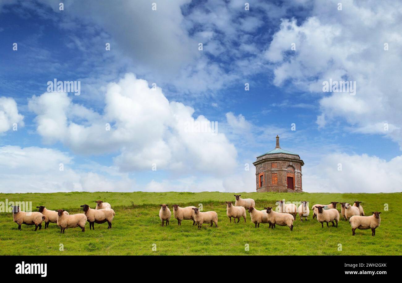 Das kürzlich renovierte Gazebo, eine Torheit auf dem Gelände von Dromoland Castle, heute ein Hotel, in County Clare, Irland. Stockfoto