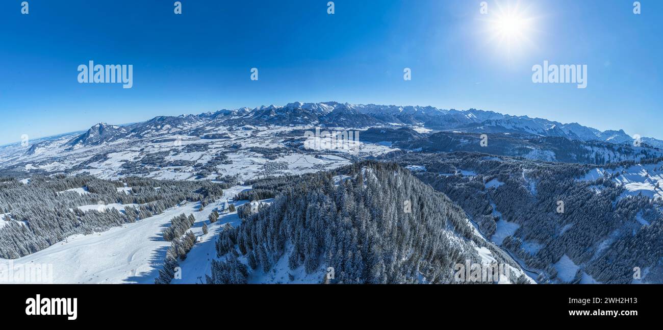 Traumwinter im Oberallgäu am Bolsterlanger Horn Ausblick auf das verschneite Allgäu rund um die Hörnerkette an Bolsterlang Bolsterlanger Horn Bayern D Stockfoto