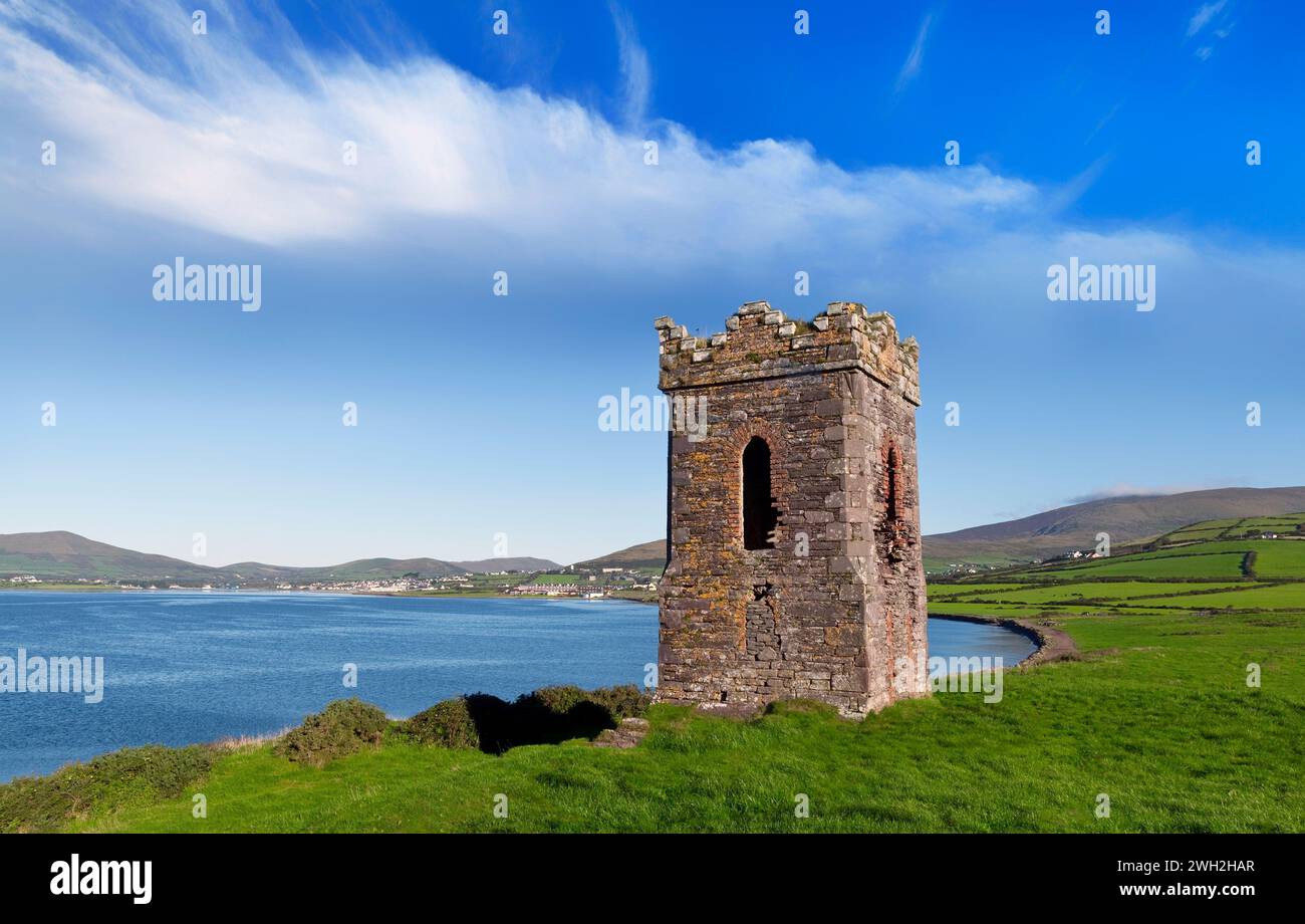 Mit Blick auf den Hafen von Dingle in Blackpoint in County Kerry, Irland, befindet sich der alte Lough Tower, besser bekannt als Hussey’s Folly. Stockfoto