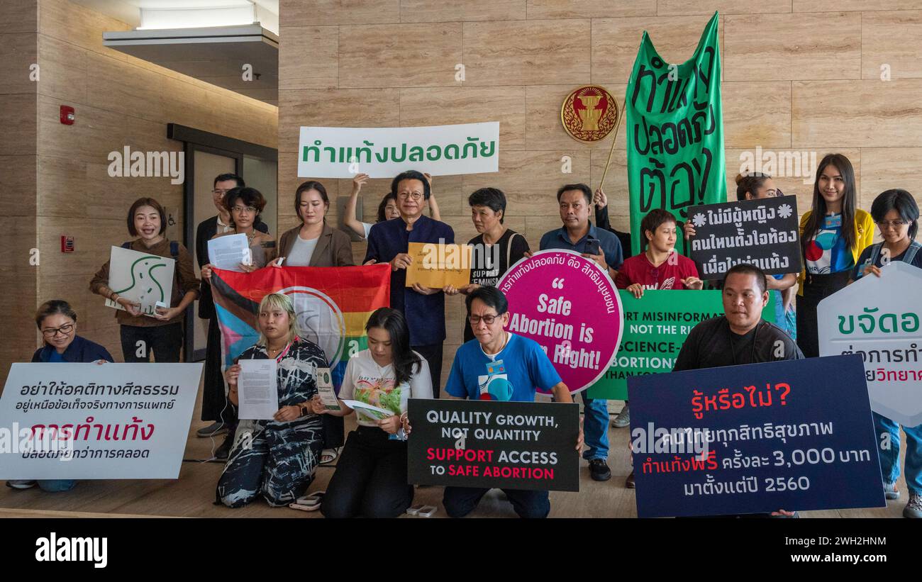 Dr. Thosaporn Serirak, Vorsitzender der Public Health Commission, sah, wie er einen Brief hielt, der von Aktivisten an das Ministerium für Public Health eingereicht wurde, um universelle Schwangerschaftsabbruchdienste landesweit im Parlament von Thailand bereitzustellen. Trotz der Legalisierung von Abtreibungen in Thailand vor drei Jahren bleibt der Zugang zu kostenlosen und sicheren Abtreibungsdiensten für Frauen im Land eine Herausforderung. Die Freiwilligengruppe Tamtang, die sich lange Zeit für das Recht der Frauen auf sichere Abtreibung einsetzte, hat Dr. Thosaporn Serirak, dem Vorsitzenden der Public Health Commission, einen Brief vorgelegt, in dem sie die auffordert Stockfoto