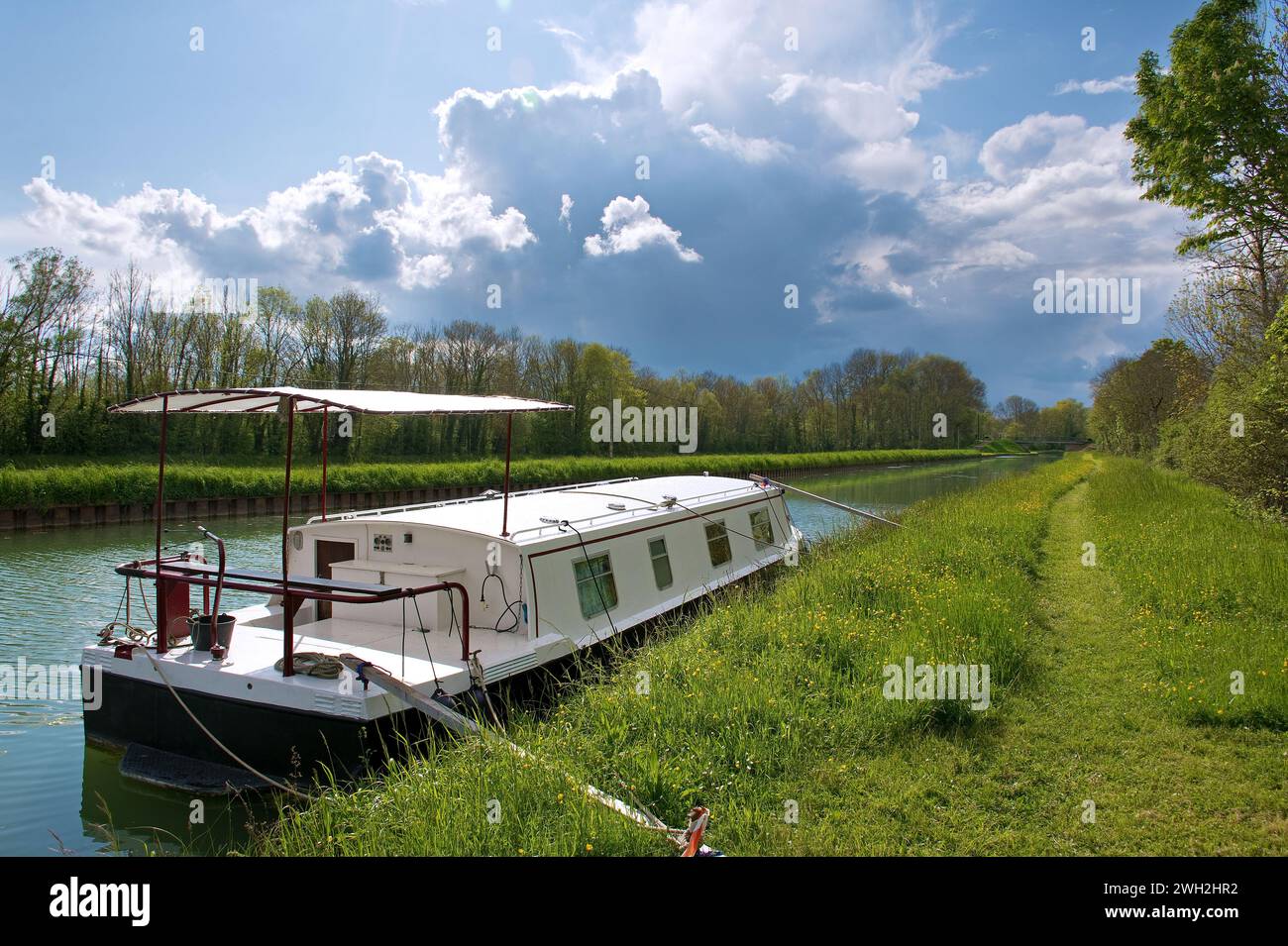 Canal-du-Bourgogne, Boot auf dem Kanal in der Nähe von Tanlay, Yonne, im Frühjahr Stockfoto