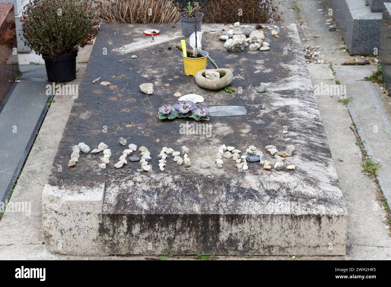 Grabmal des surrealistischen Künstlers man Ray wurde zerstört und jetzt aufgegeben (februar 2024) - Detail - Montparnasse Friedhof - Paris Stockfoto