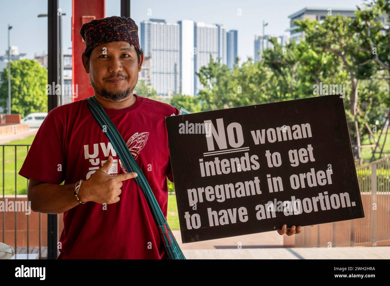 Ein thailändischer männlicher Aktivist sah mit einem Plakat über Abtreibung in Thailand, das im Land legal ist, aber selten in öffentlichen Krankenhäusern angewendet wird, im Parlament von Thailand. Trotz der Legalisierung von Abtreibungen in Thailand vor drei Jahren bleibt der Zugang zu kostenlosen und sicheren Abtreibungsdiensten für Frauen im Land eine Herausforderung. Die Freiwilligengruppe Tamtang, die sich lange Zeit für das Recht der Frauen auf sichere Abtreibung einsetzte, hat Dr. Thosaporn Serirak, dem Vorsitzenden der Public Health Commission, einen Brief vorgelegt, in dem das Ministerium für öffentliche Gesundheit aufgefordert wird, universelle Schwangerschaftsabbrüche bereitzustellen Stockfoto