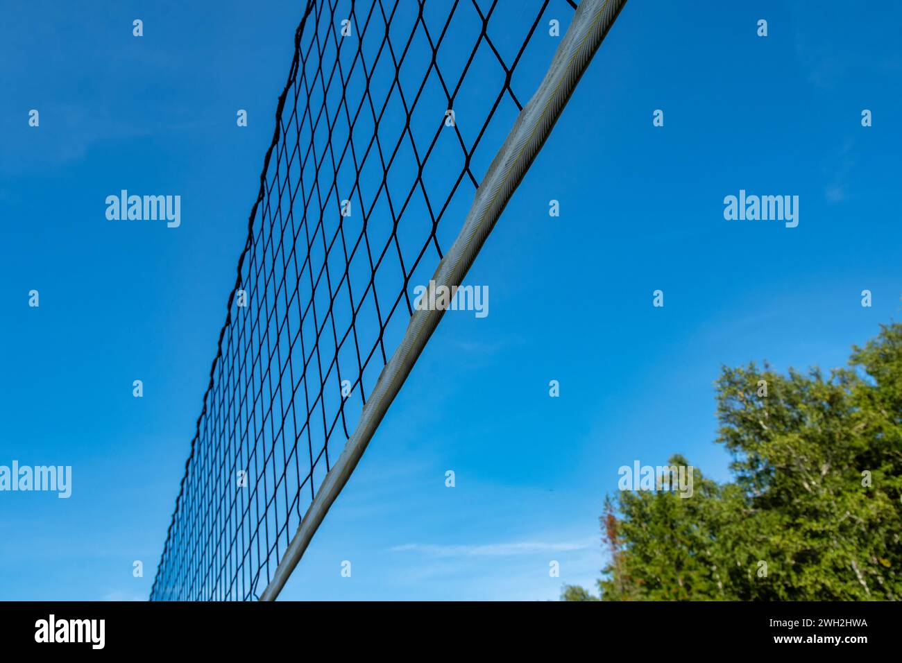 Beachvolleyballnetz am blauen Himmel im Sommer am Strand Stockfoto