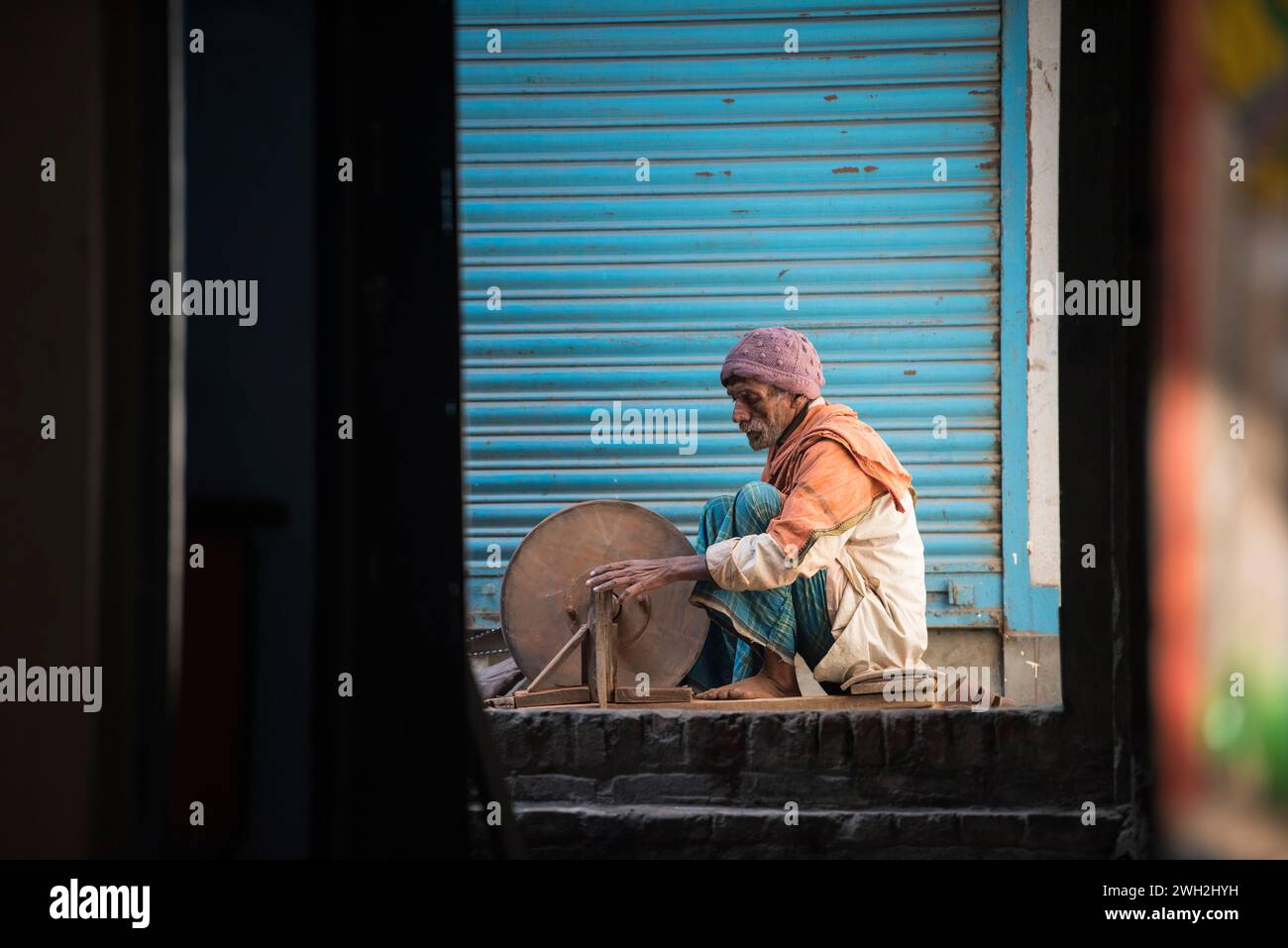 Kathmandu, Nepal - April 20,2023 : Messerschärfer schärfen Messer auf den Straßen von Kathmandu auf traditionelle Weise. Stockfoto