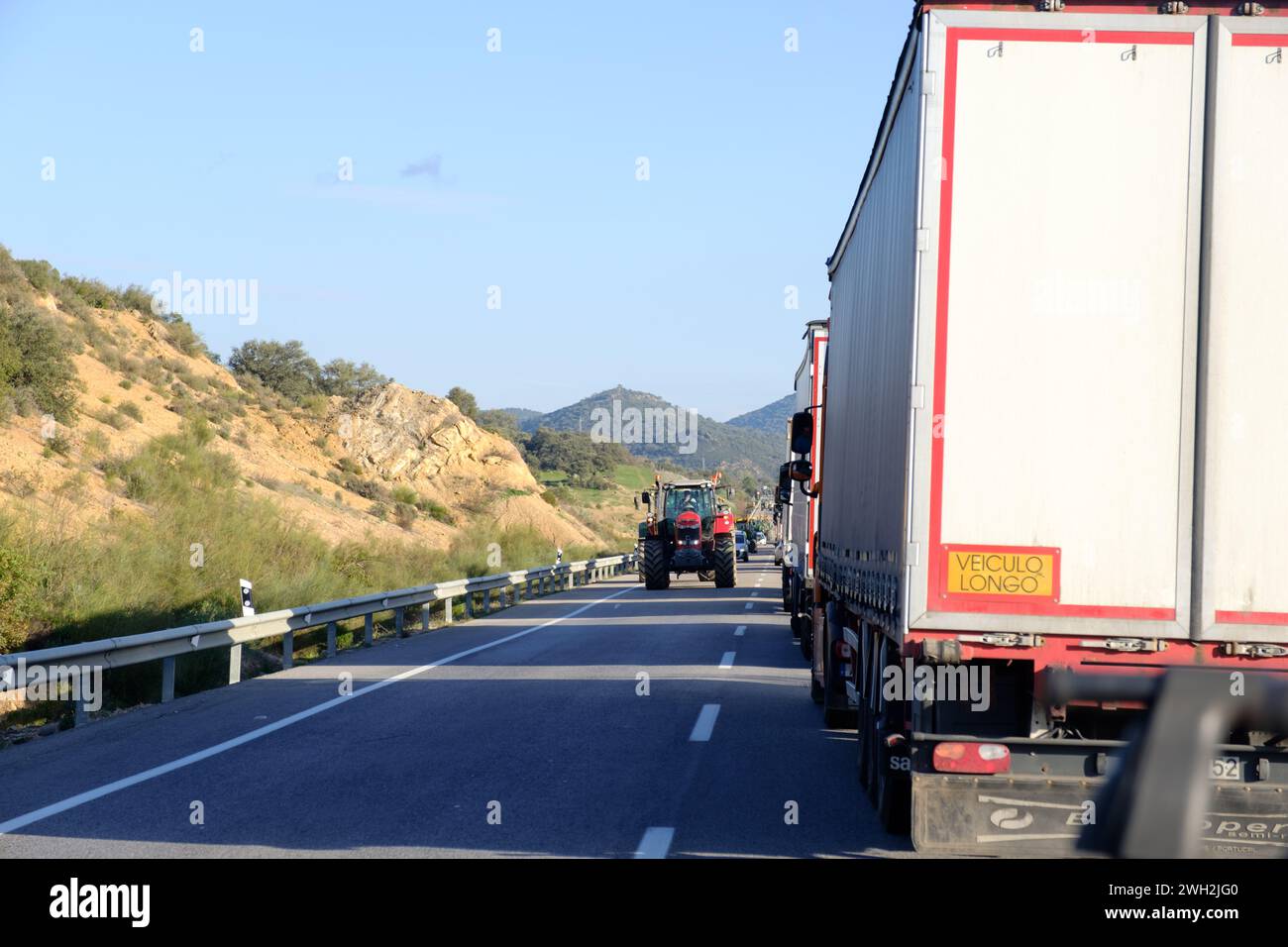 Bauern-Demonstranten blockieren die Hauptstraße nach Cordoba und verursachen fünf Stunden Verspätung im Verkehr Stockfoto