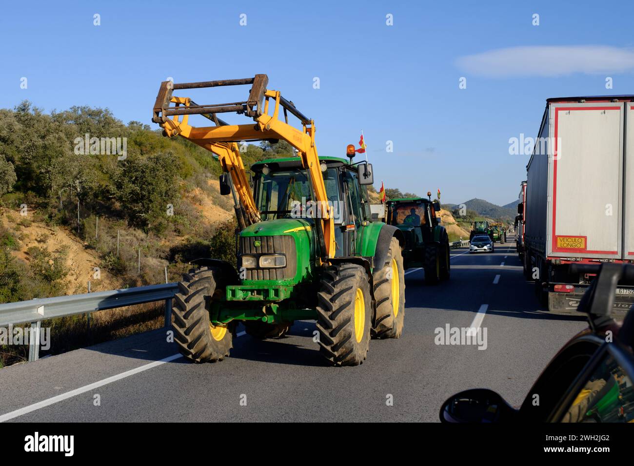 Bauern-Demonstranten blockieren die Hauptstraße nach Cordoba und verursachen fünf Stunden Verspätung im Verkehr Stockfoto