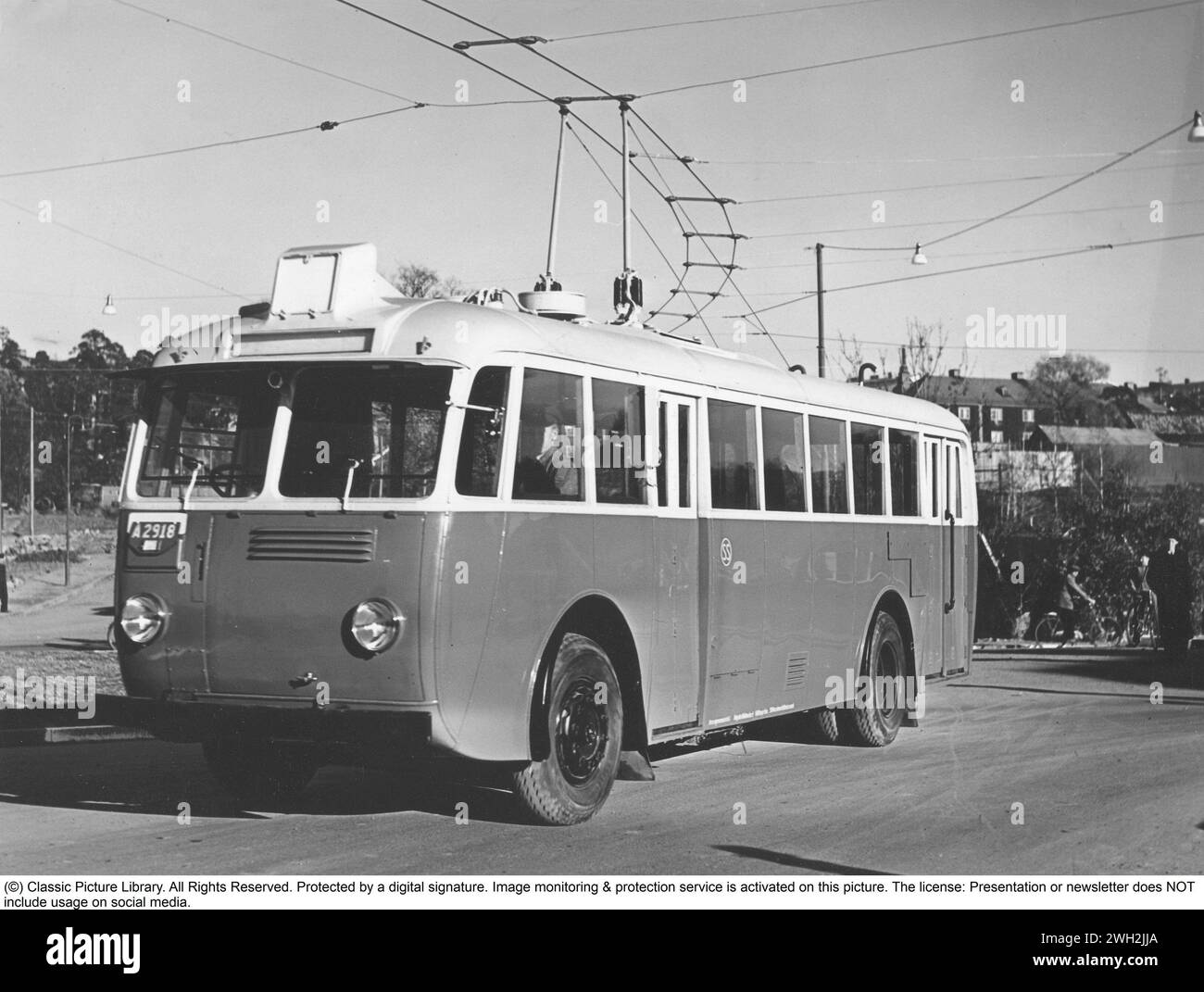 Elektrobus in den 1940er Jahren Ein Trolley-Bus war ein Bus, der mit Strom aus einer Oberleitung über dem Bus betrieben wurde. Immer wenn der Bus zu weit von seinem Pfad unter der Stromversorgung abwich, ging der Kontakt verloren und der Fahrer musste die Anschlüsse wieder anschließen, um weiter fahren zu können. Der Bus trägt die Bezeichnung SS, was ab Stockholms Spårvägar Sweden 1940 bedeutet Stockfoto