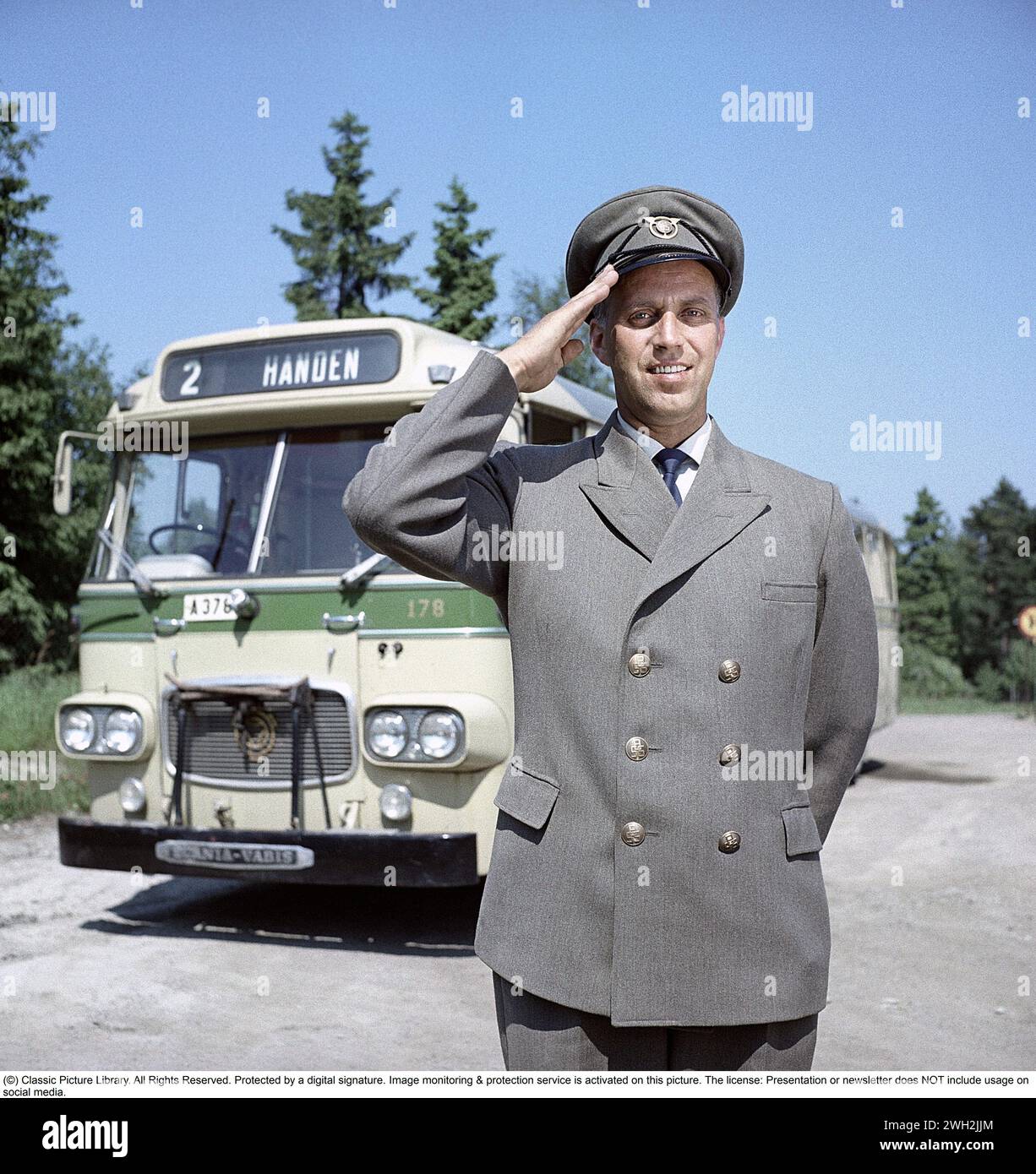 Bus in den 1960ern Ein Busfahrer der Firma BSS (Busstrafiken Stockholm-Södertörn) vor einem Scania-Vabis CF65 Bus. Die Karosserie wurde 1960 von Hägglund & Söner in Örnsköldsvik hergestellt. Bus-Nr. 2 fährt durch den Stockholmer Vorort Handen und der uniformierte Fahrer grüßt. ref. BV71-6 Stockfoto