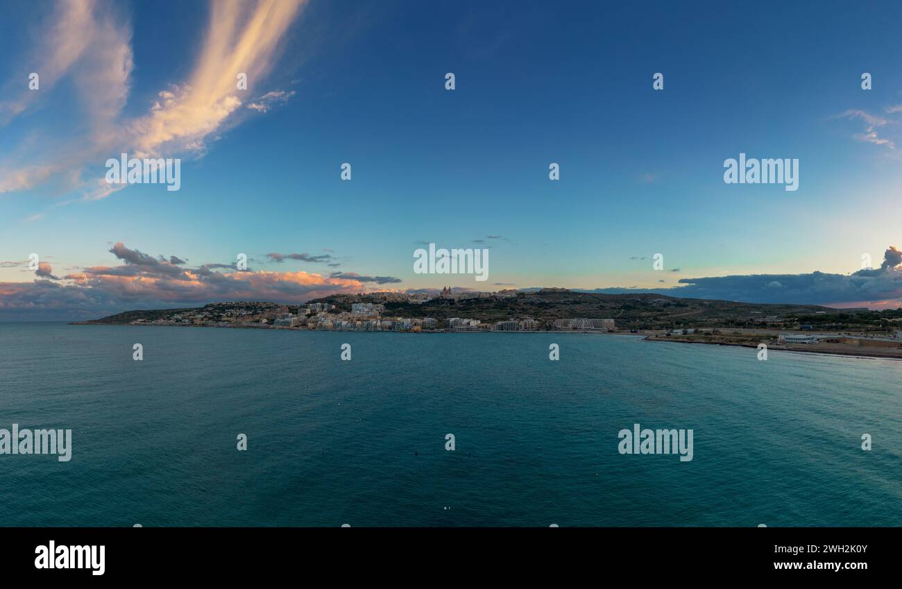 Ein Panoramablick auf die Mellieha Bay in Malta bei Sonnenuntergang Stockfoto