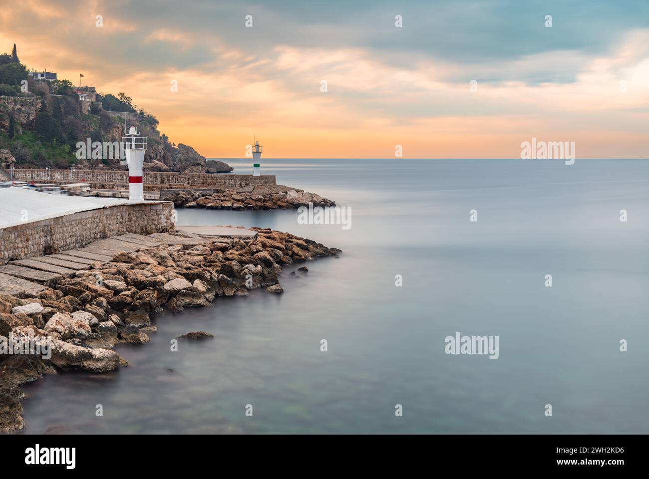 Eingang zum Yachthafen in der Altstadt von Antalya, fotografiert bei Sonnenaufgang mit Langzeitbelichtungstechnik Stockfoto