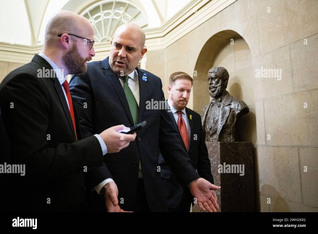 Washington, USA. Februar 2024. Israels Sprecher der Knesset, Amir Ohana, spricht mit Mitarbeitern, nachdem er eine Pressekonferenz im Anschluss an die Eröffnungssitzung der Parlamentarischen Freundschaftsgruppe der Knesset im Kapitol der USA in Washington, DC, am Mittwoch, den 7. Februar, verlassen hatte. 2024. (Graeme Sloan/SIPA USA) Credit: SIPA USA/Alamy Live News Stockfoto