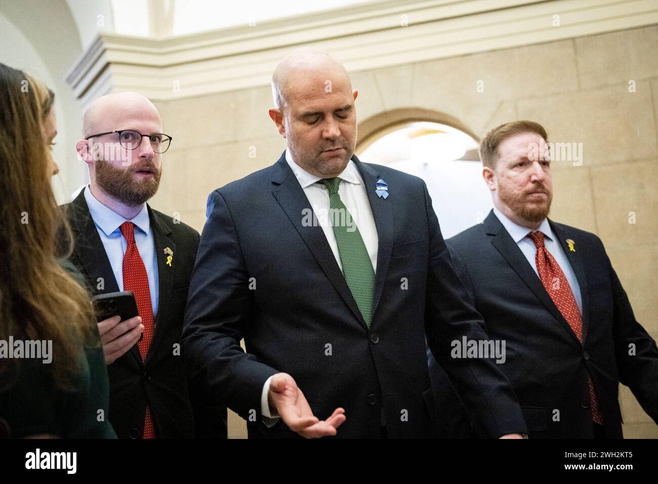 Washington, USA. Februar 2024. Israels Sprecher der Knesset, Amir Ohana, spricht mit Mitarbeitern, nachdem er eine Pressekonferenz im Anschluss an die Eröffnungssitzung der Parlamentarischen Freundschaftsgruppe der Knesset im Kapitol der USA in Washington, DC, am Mittwoch, den 7. Februar, verlassen hatte. 2024. (Graeme Sloan/SIPA USA) Credit: SIPA USA/Alamy Live News Stockfoto