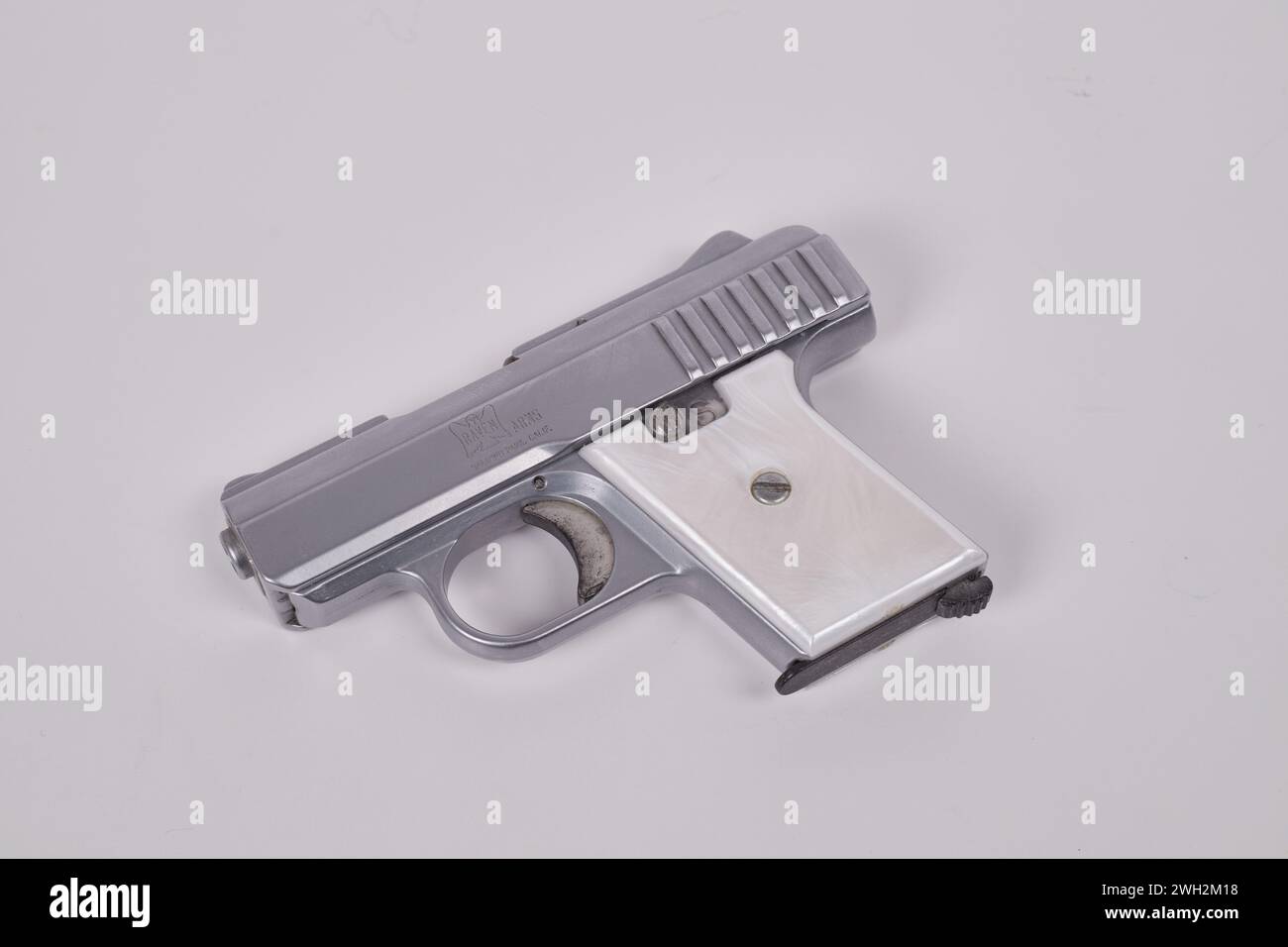 Halbautomatische Pistole mit Raven Arms Kaliber .25. Der P-25 wurde zwischen 1970 und 1991 produziert, 100 % in Amerika!! Stockfoto