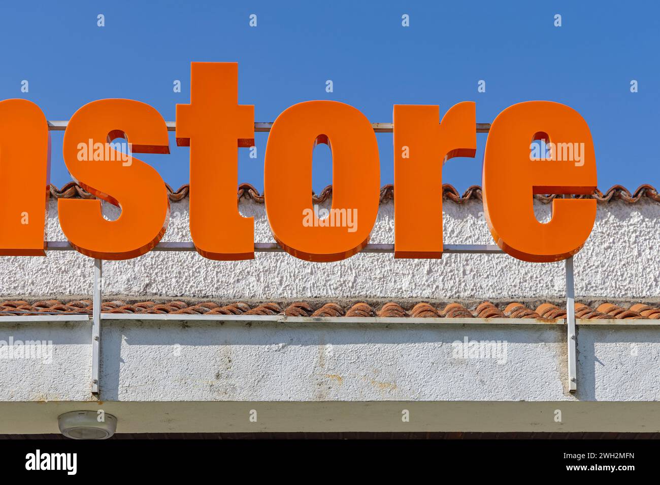 3D Orange Sign Store im Supermarkt Shop Dach Stockfoto