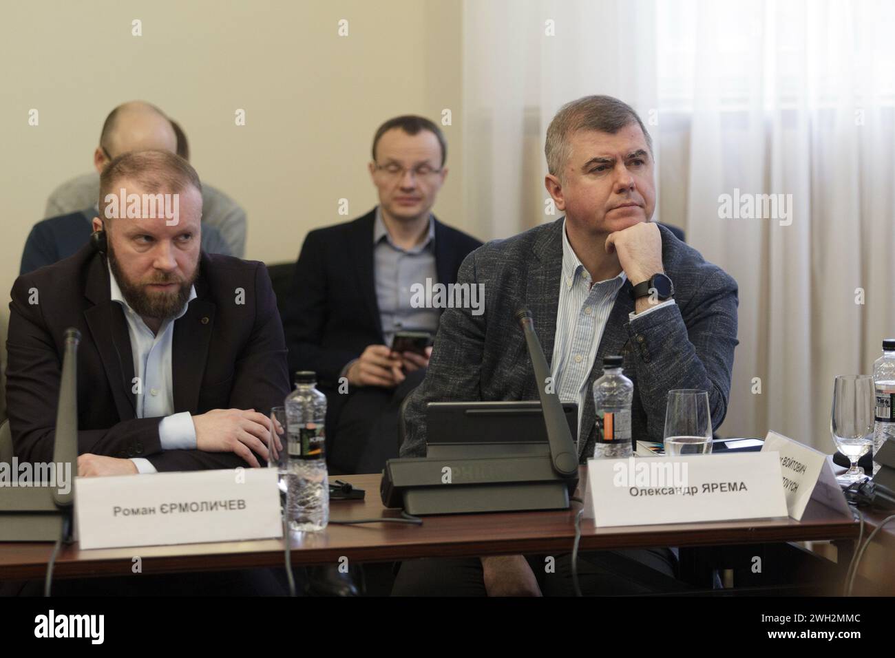 KIEW, UKRAINE - 7. FEBRUAR 2024 - der stellvertretende Finanzminister der Ukraine Roman Jermolytschow (L) und der Staatssekretär des Ministerkabinetts der Ukraine Oleksandr Jarema nehmen an einer Sitzung des Koordinierungsrates für die Reform der öffentlichen Verwaltung in Kiew, der Hauptstadt der Ukraine, Teil. Stockfoto