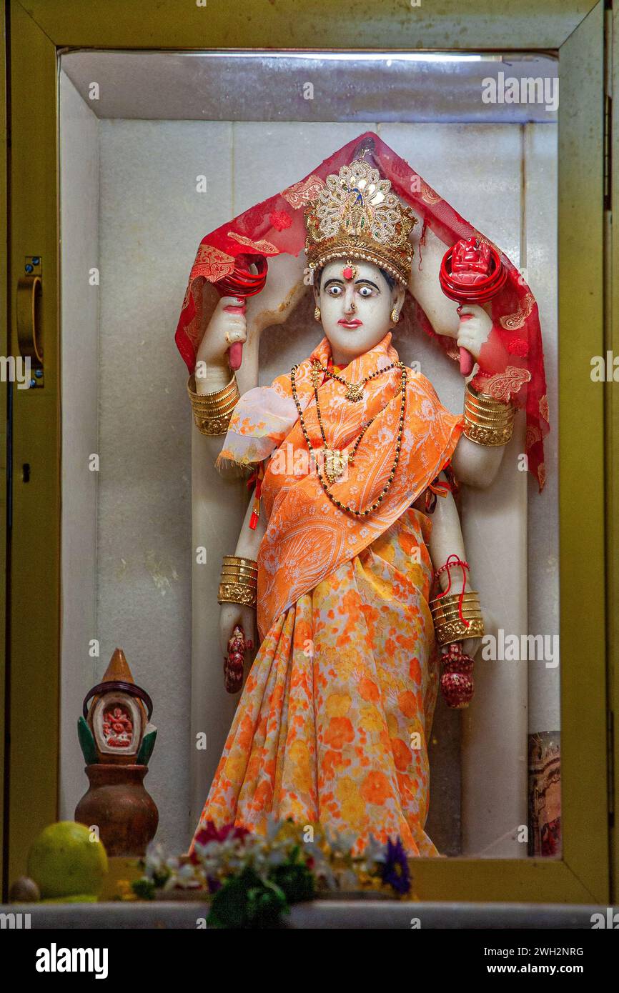 09 20 2006 Vintage Old Statyue der Göttin Annapurna Devi Mata Jagannath Mahadev Tempel; Walkeshwar; Mumbai; Maharashtra; Indien; Asien Stockfoto